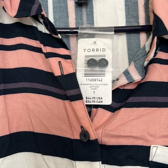 Torrid short sleeve size 1 blouse - Picture 2 of 3